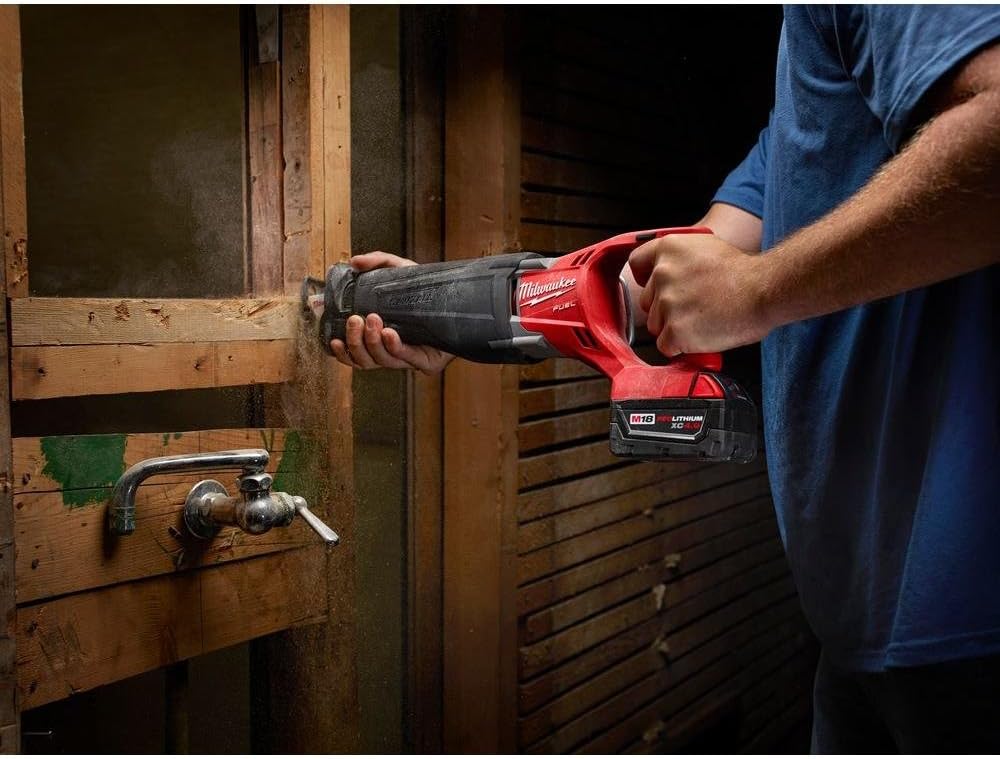 Milwaukee 2720-21 M18 Fuel 18-Volt Lithium-Ion Brushless Cordless Sawzall Reciprocating Saw Kit