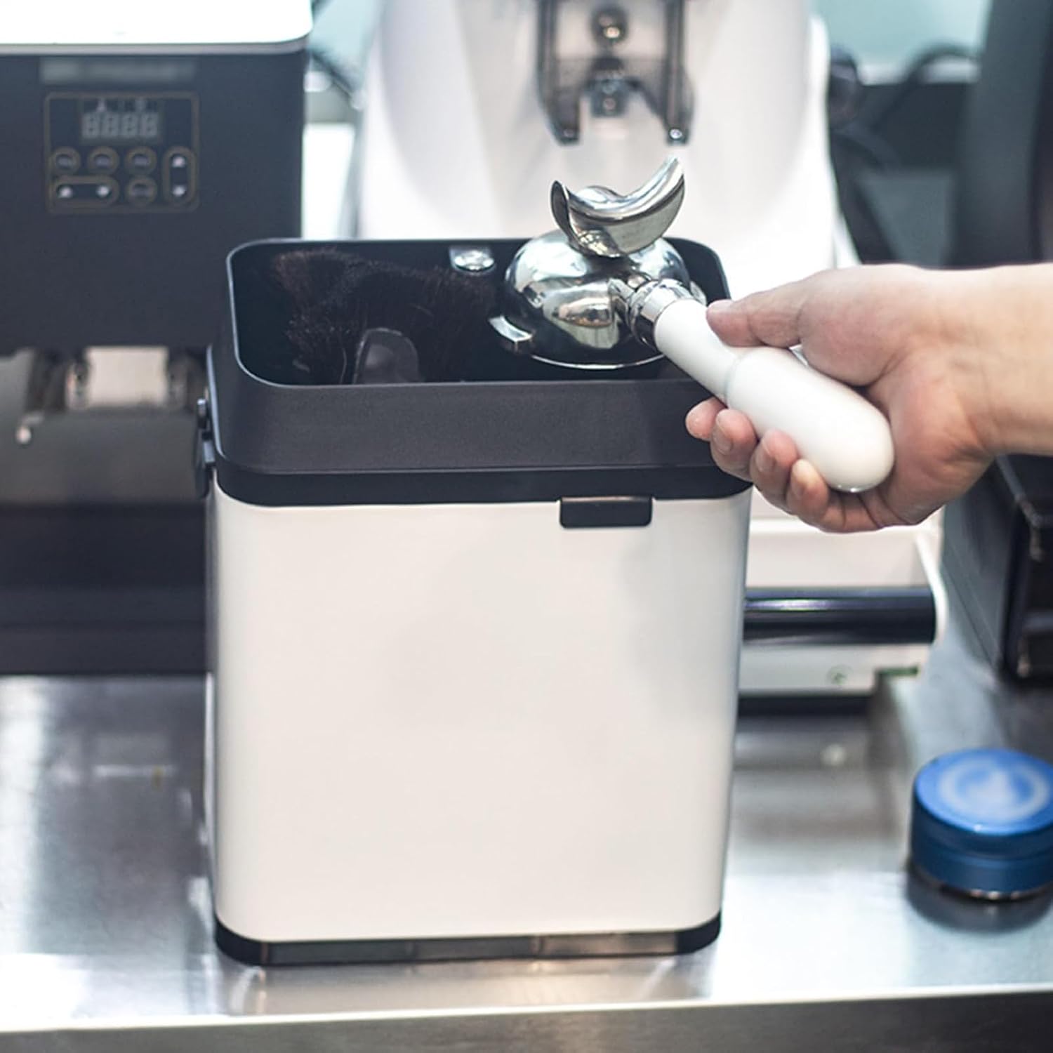 Electric Coffee Portafilter Cleaning Machine,150W Automatic Portafilter Cleaner with 2 Scrapers and 1 Brush Head,Commercial 58mm Coffee (White)
