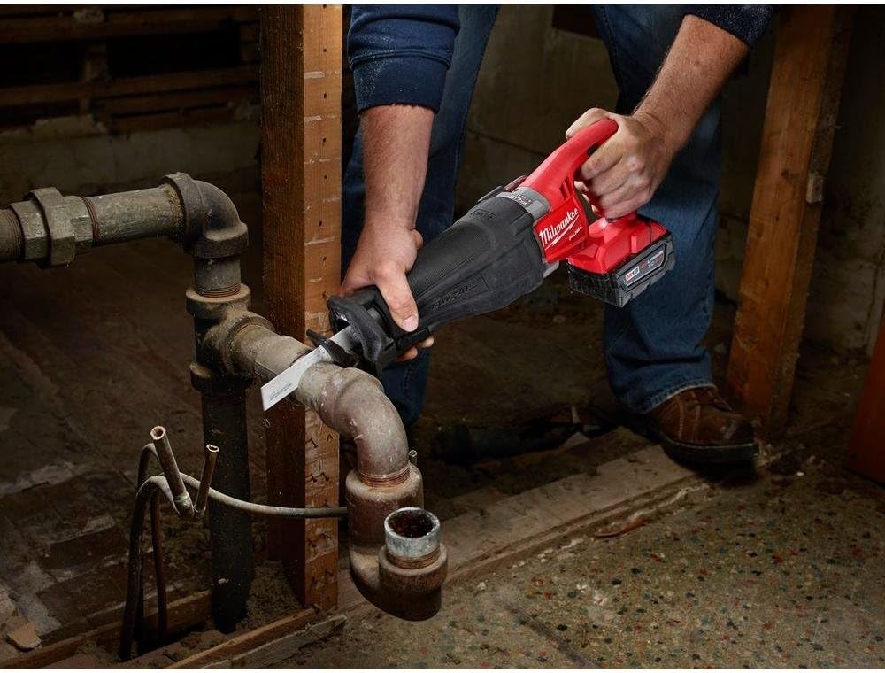 Milwaukee 2720-21 M18 Fuel 18-Volt Lithium-Ion Brushless Cordless Sawzall Reciprocating Saw Kit